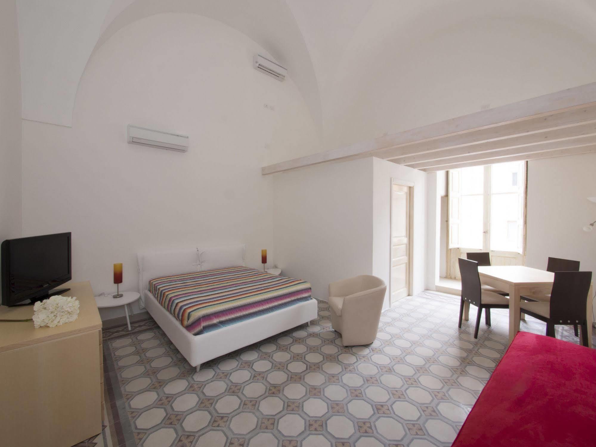 Relais Carlo V - Palazzo Storico Bed and Breakfast Gallipolli Exteriör bild