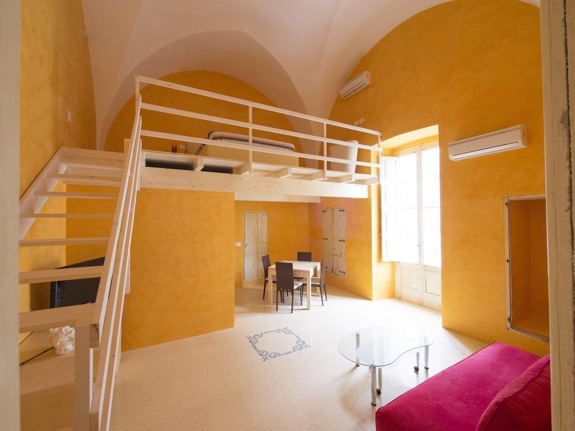 Relais Carlo V - Palazzo Storico Bed and Breakfast Gallipolli Exteriör bild