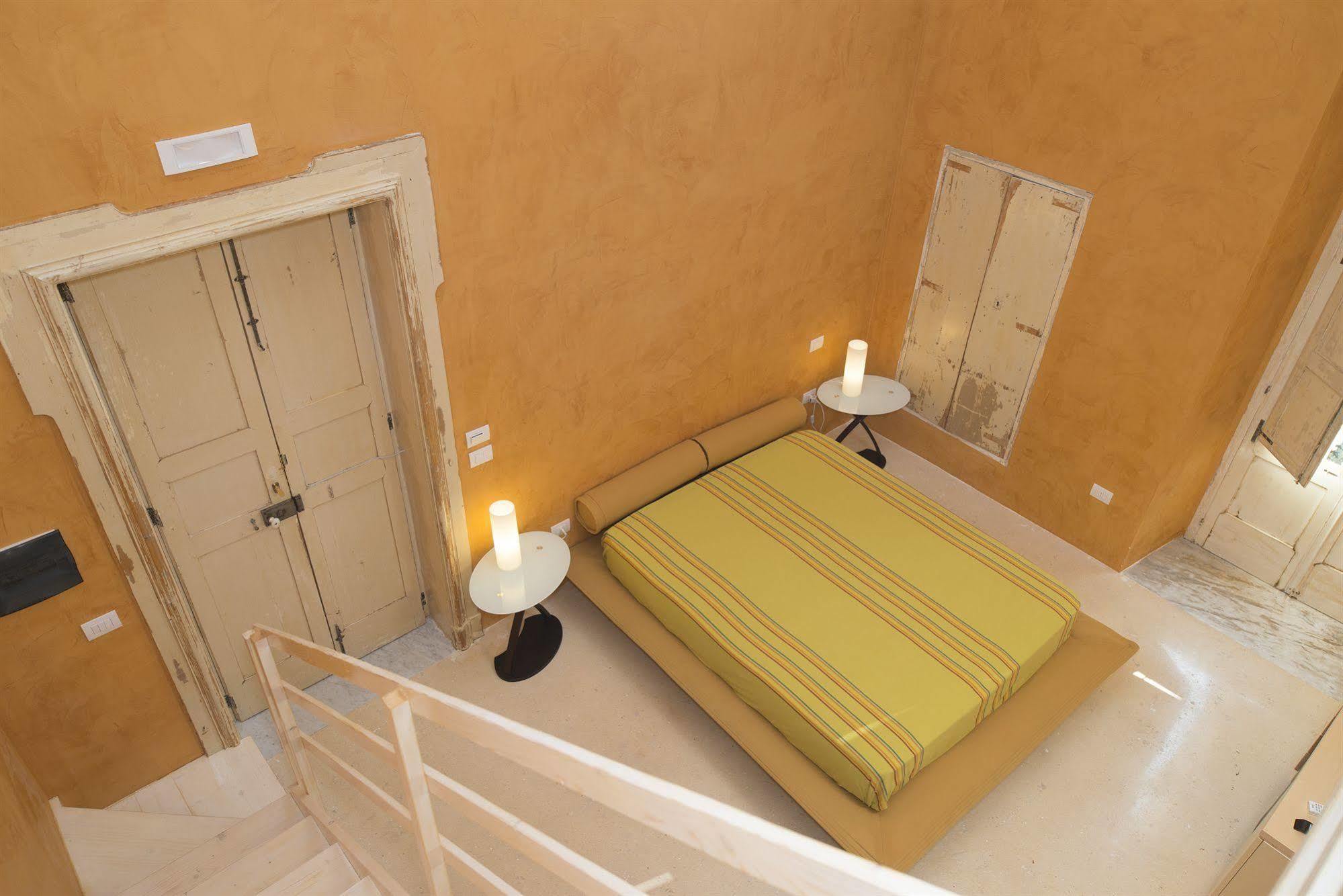 Relais Carlo V - Palazzo Storico Bed and Breakfast Gallipolli Exteriör bild