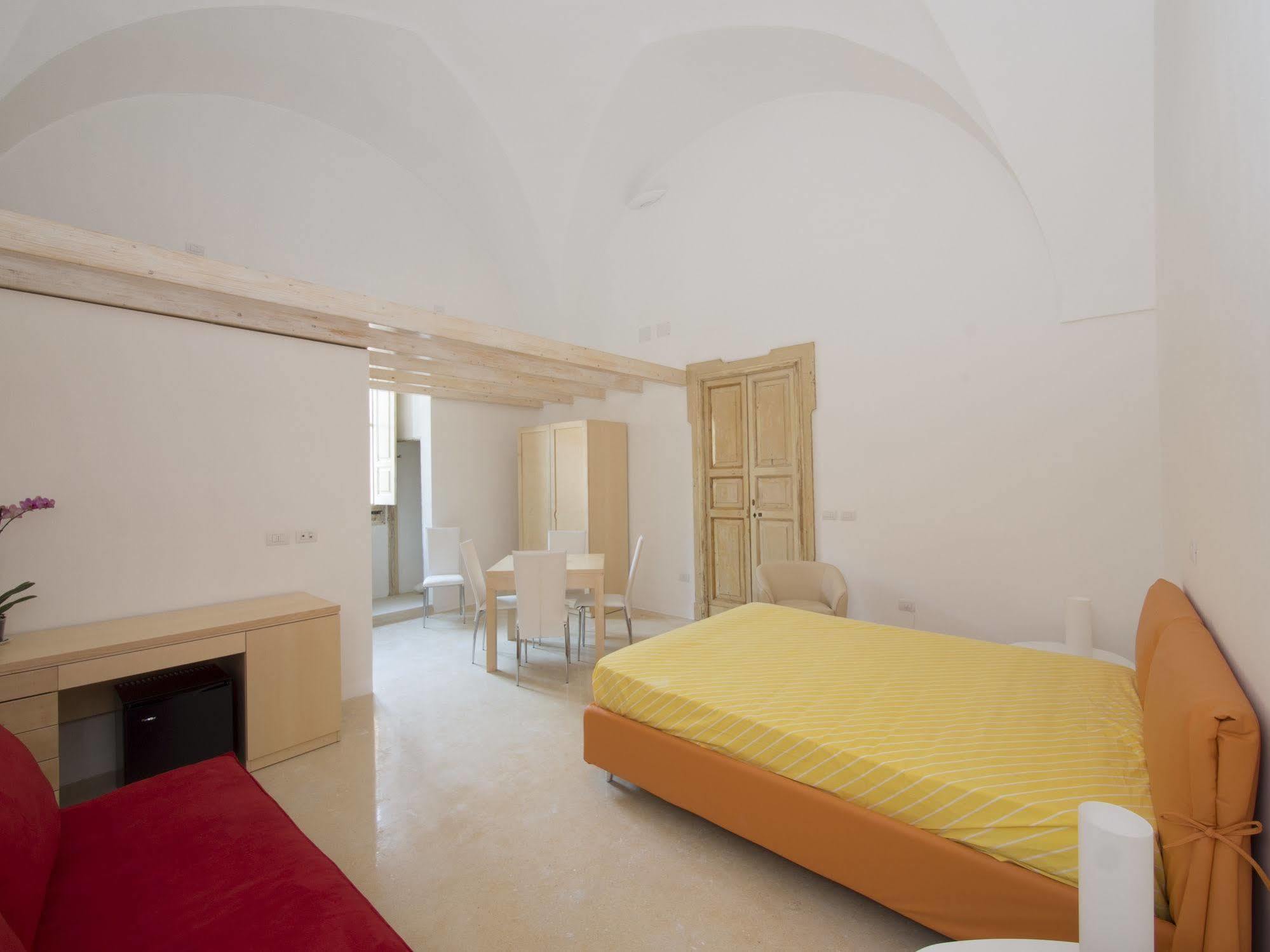 Relais Carlo V - Palazzo Storico Bed and Breakfast Gallipolli Exteriör bild