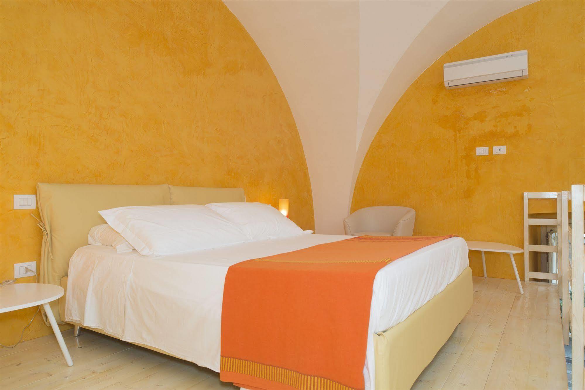 Relais Carlo V - Palazzo Storico Bed and Breakfast Gallipolli Exteriör bild