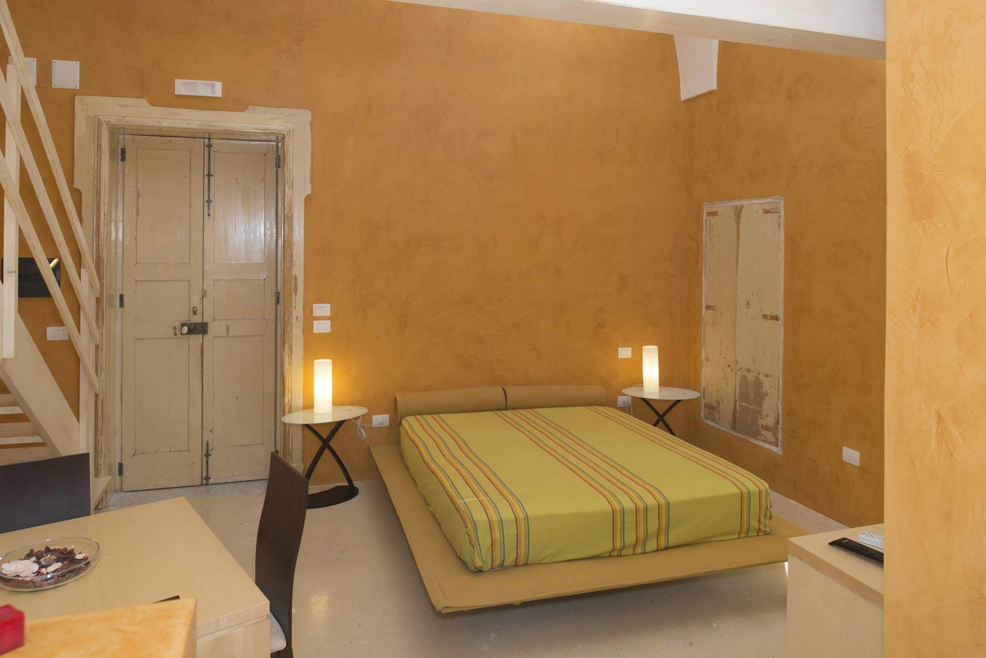 Relais Carlo V - Palazzo Storico Bed and Breakfast Gallipolli Exteriör bild