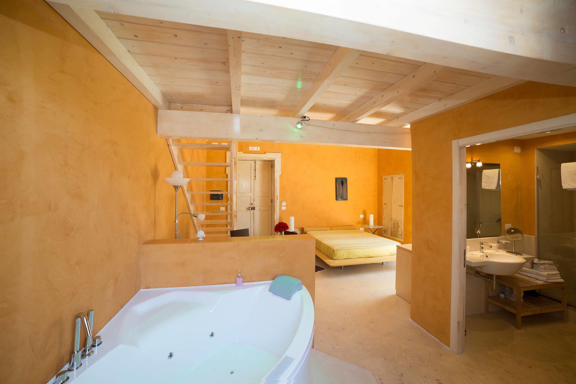 Relais Carlo V - Palazzo Storico Bed and Breakfast Gallipolli Exteriör bild